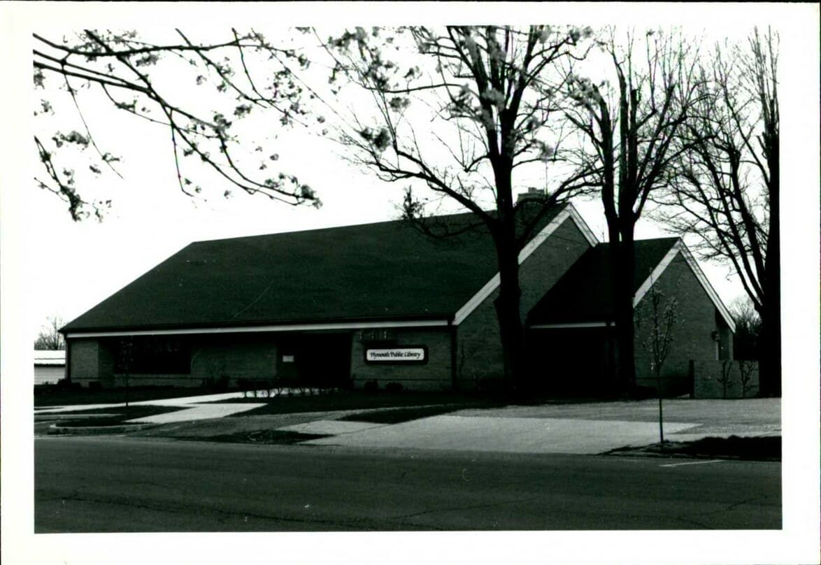 Exterior black and white picture of the Plymouth branch in 1986