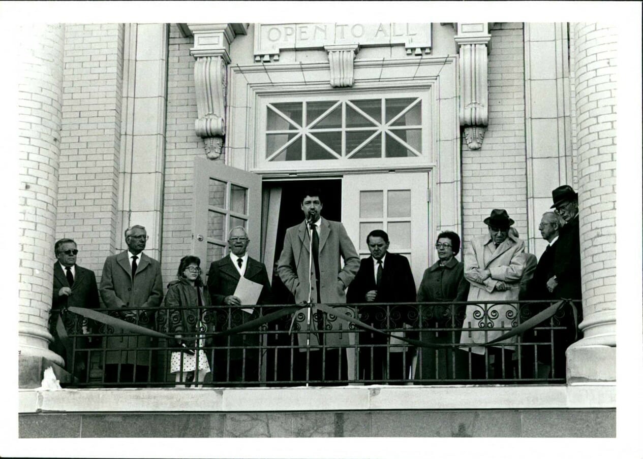 Picture of 10 people standing on the balcony of the Main Library at the 1989 dedication service